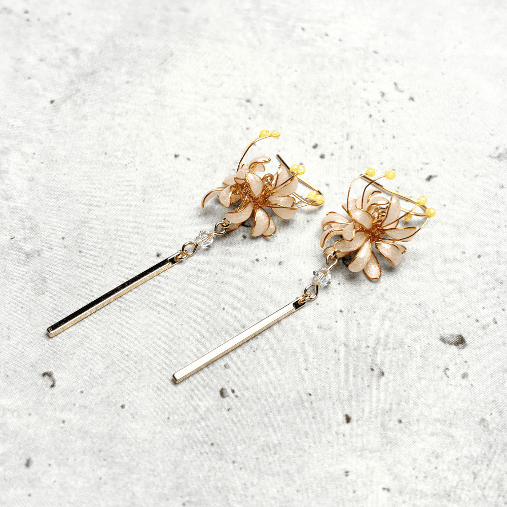 【彼岸花／曼珠沙華】ピアス ホワイト／サージカルステンレス／揺れる／レジン×ワイヤー／幻想的な白／和装／受注製作 | 6枚目